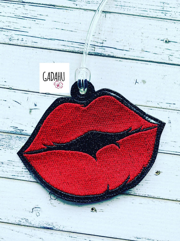 Lips Luggage Tag ITH Embroidery design